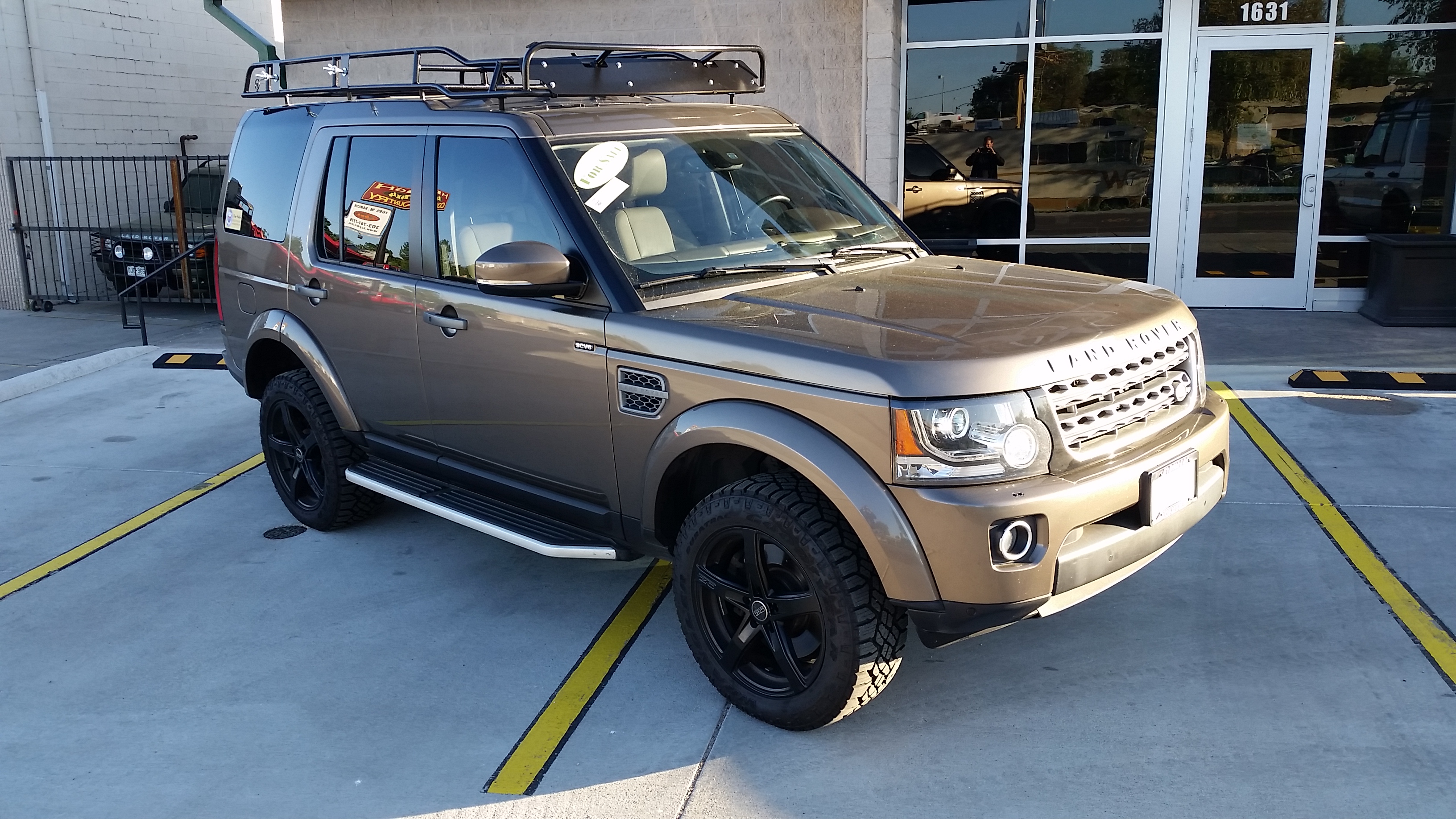 2014 Land Rover LR4 preview